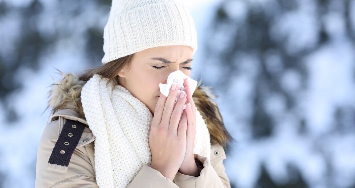 ¿Sabías que la alergia? - Mujer con frio sonando la nariz