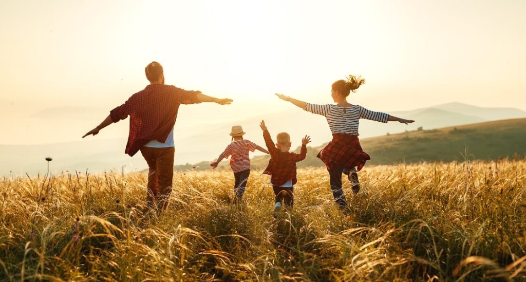 ¿Sabías que la alergia? - familia en la naturaleza