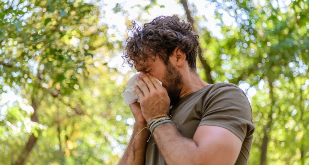 ¿Sabías que la alergia? - Hombre en el bosque sonando la nariz