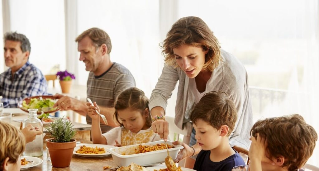 familia comiendo