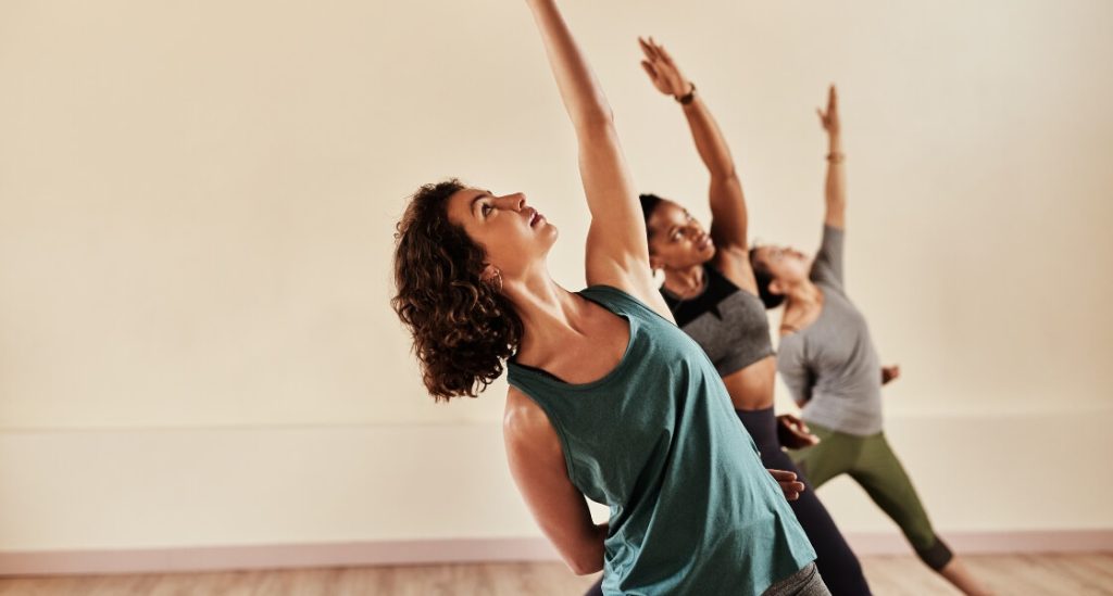 mujeres practicando yoga