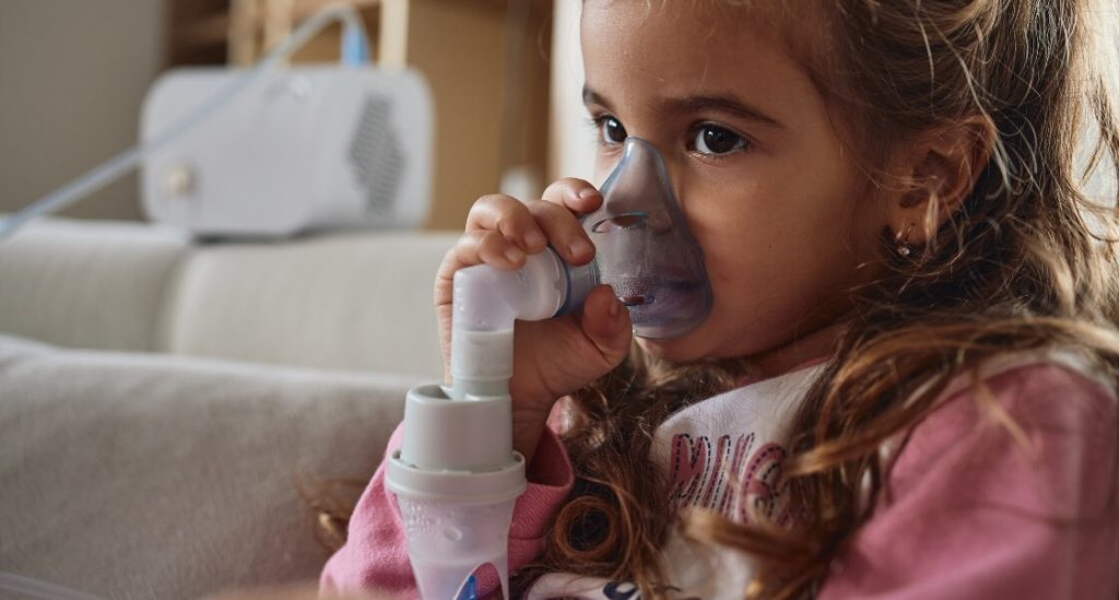 niña con inhalador