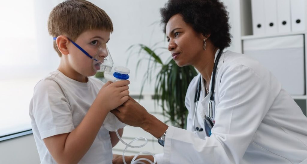 doctora y niño con inhalador