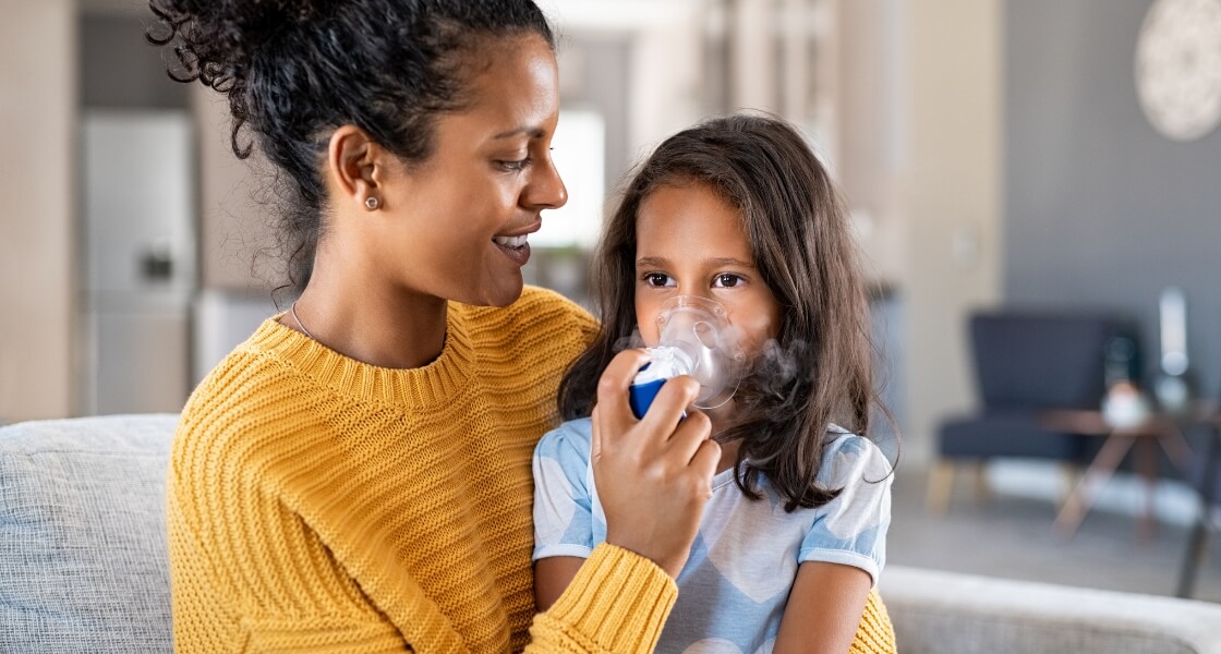 mujer y niña con inhalador