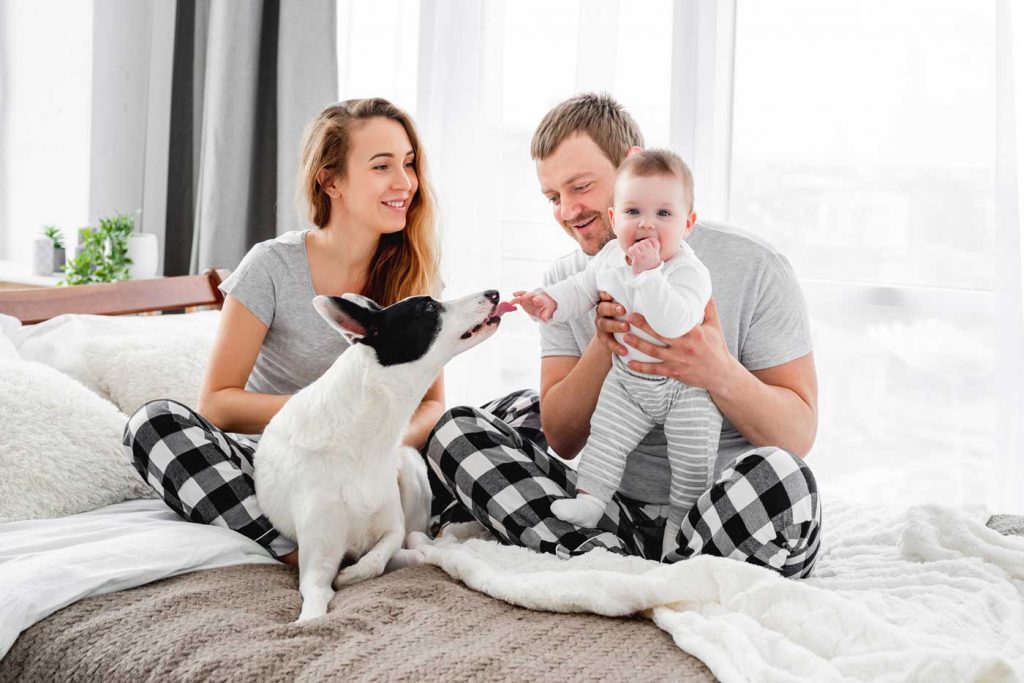 familia con un perro en la cama